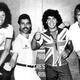 Se tomó en el estadio José Amalfitani de Buenos Aires, y le valieron a Maradona una sonada polémica por llevar la camiseta con la Union Jack en pleno conflicto de las Malvinas. Foto vía FeelNumb